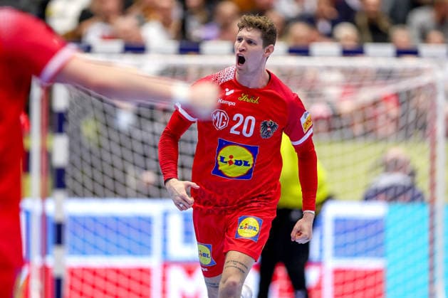 19 01 2026, Handball, Men s EHF EURO 2026, Austria Serbia, Jyske Bank Boxing in Herning, Denmark, Preliminary Round Sebastian Frimmel Austria 20 cheering Denmark