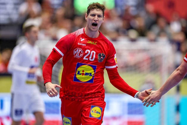 19 01 2026, Handball, Men s EHF EURO 2026, Austria Serbia, Jyske Bank Boxing in Herning, Denmark, Preliminary Round Sebastian Frimmel Austria 20 cheering Denmark