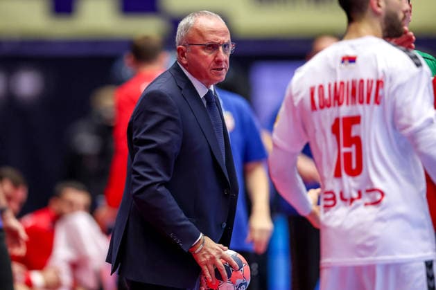19 01 2026, Handball, Men s EHF EURO 2026, Austria Serbia, Jyske Bank Boxen in Herning, Denmark, Preliminary Round head referee on the pitch with ball in hand Denmark
