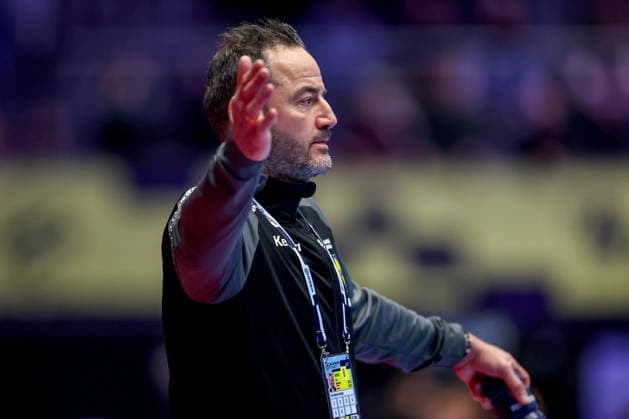 19 01 2026, Handball, Men s EHF EURO 2026, Austria Serbia, Jyske Bank Boxen in Herning, Denmark, Preliminary Round Headcoach Iker Romero Fernandez Austria hc gesticulating on the sidelines Denmark
