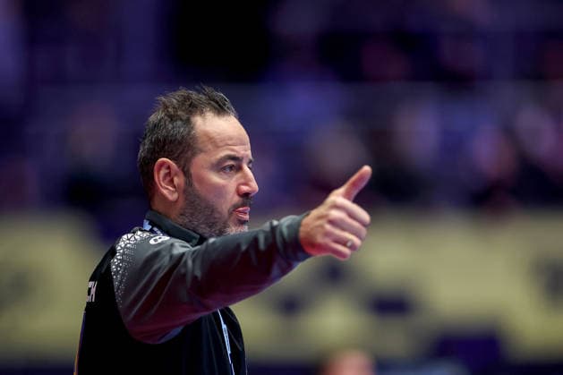 19 01 2026, Handball, Men s EHF EURO 2026, Austria Serbia, Jyske Bank Boxen in Herning, Denmark, Preliminary Round Headcoach Iker Romero Fernandez Austria hc gesticulating on the sidelines Denmark