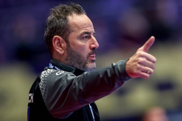 19 01 2026, Handball, Men s EHF EURO 2026, Austria Serbia, Jyske Bank Boxen in Herning, Denmark, Preliminary Round Headcoach Iker Romero Fernandez Austria hc gesticulating on the sidelines Denmark