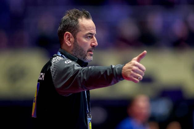 19 01 2026, Handball, Men s EHF EURO 2026, Austria Serbia, Jyske Bank Boxen in Herning, Denmark, Preliminary Round Headcoach Iker Romero Fernandez Austria hc gesticulating on the sidelines Denmark