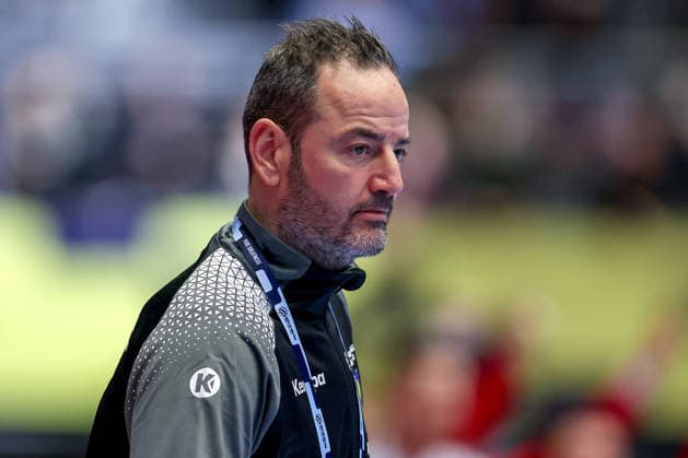 19 01 2026, Handball, Men s EHF EURO 2026, Austria Serbia, Jyske Bank Boxen in Herning, Denmark, Preliminary Round Headcoach Iker Romero Fernandez Austria hc gesticulating on the sidelines Denmark