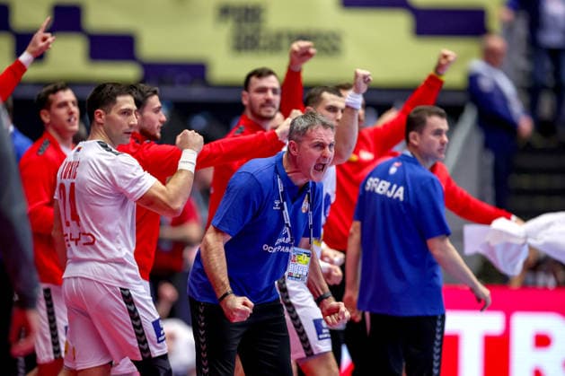 19 01 2026, Handball, Men s EHF EURO 2026, Austria Serbia, Jyske Bank Boxing in Herning, Denmark, Preliminary Round Serbias bench cheering joy Denmark