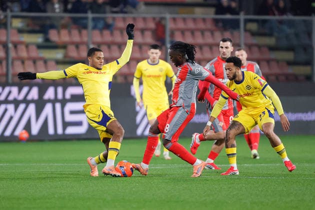 CALCIO - Serie A - US Cremonese vs Hellas Verona FC Amin Sarr of Hellas Verona under pressure from Warren Bondo of US Cremonese during the match of 21th day of the Serie A Championship between US Cremonese vs Hellas Verona FC at the Giovanni Zini Stadium on 19 January 2026 in Cremona, CR. Cremona Italy  Copyright: xIPAxSport ABACAx