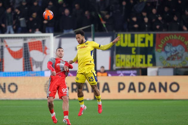 CALCIO - Serie A - US Cremonese vs Hellas Verona FC Enzo Ebosse of Hellas Verona in aerial contrast anticPhoto by IPA ABACAPRESS.COMte Federico Bonazzoli of US Cremonese during the match of 21th day of the Serie A Championship between US Cremonese vs Hellas Verona FC at the Giovanni Zini Stadium on 19 January 2026 in Cremona, CR. Cremona Italy  Copyright: xIPAxSport ABACAx
