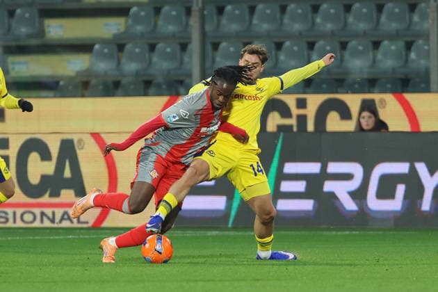 Cremonese s Warren Bondo and Hellas VeronaÕs Pol Lirola during the Serie A soccer match between Cremonese and Hellas Verona at the Giovanni Zini Stadium in Cremona Italy - 19 january 2026. - Soccer .  Copyright: xAlbertoxMariani LaPressex