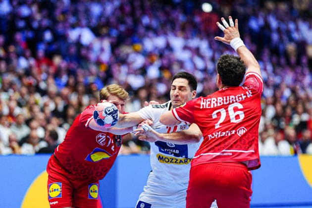 Lukas Hutecek Austria, 72 , Lazar Kukic Serbia, 24 , Lukas Herburger Austria, 26 DEN, Austria vs Serbia, Handball, EHF European Championship 2026, Group A, Matchday 3, 19 01 2026 DEN, Austria vs Serbia, Handball, EHF European Championship 2026, Group A, Matchday 3, 19 01 2026 Herning Copyright: xEibner-Pressefoto MarcelxvonxFehrnx EP_MFN