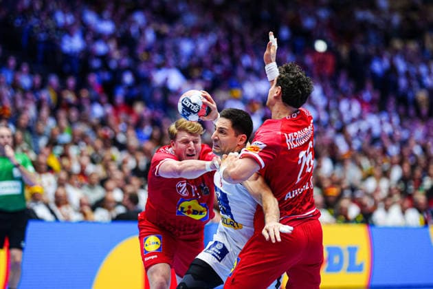Lukas Hutecek Austria, 72 , Lazar Kukic Serbia, 24 , Lukas Herburger Austria, 26 DEN, Austria vs Serbia, Handball, EHF European Championship 2026, Group A, Matchday 3, 19 01 2026 DEN, Austria vs Serbia, Handball, EHF European Championship 2026, Group A, Matchday 3, 19 01 2026 Herning Copyright: xEibner-Pressefoto MarcelxvonxFehrnx EP_MFN