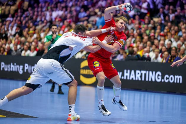 19 01 2026, Handball, Men s EHF EURO 2026, Austria Serbia, Jyske Bank Boxing in Herning, Denmark, Preliminary Round Mijajlo Marsenic Serbia 93 in a duel against Lukas Hutecek Austria 72 Mijajlo Marsenic Serbia 93 loses his jersey jersey ripper Lukas Hutecek Austria 72 pulls on the jersey Denmark