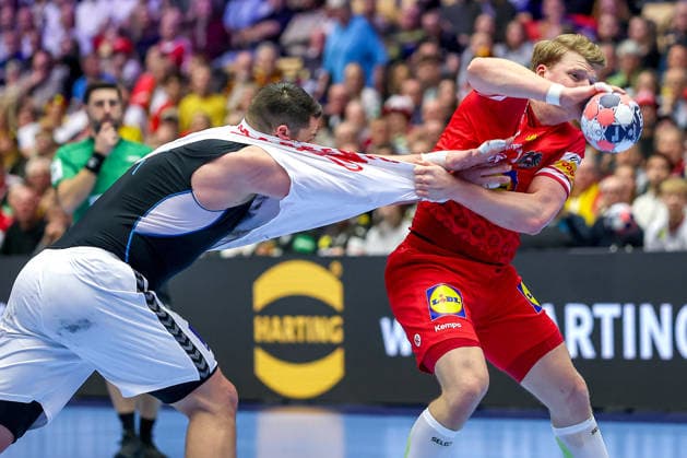 19 01 2026, Handball, Men s EHF EURO 2026, Austria Serbia, Jyske Bank Boxing in Herning, Denmark, Preliminary Round Mijajlo Marsenic Serbia 93 in a duel against Lukas Hutecek Austria 72 Mijajlo Marsenic Serbia 93 loses his jersey jersey ripper Lukas Hutecek Austria 72 pulls on the jersey Denmark