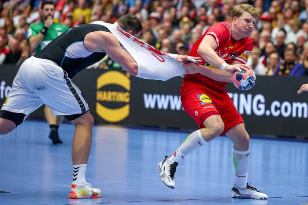 19 01 2026, Handball, Men s EHF EURO 2026, Austria Serbia, Jyske Bank Boxing in Herning, Denmark, Preliminary Round Mijajlo Marsenic Serbia 93 in a duel against Lukas Hutecek Austria 72 Mijajlo Marsenic Serbia 93 loses his jersey jersey ripper Lukas Hutecek Austria 72 pulls on the jersey Denmark