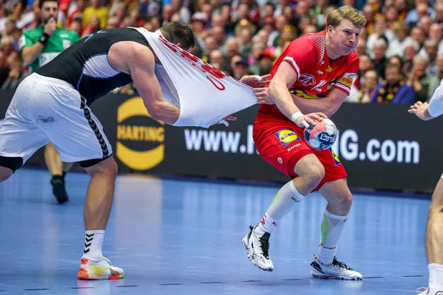 19 01 2026, Handball, Men s EHF EURO 2026, Austria Serbia, Jyske Bank Boxing in Herning, Denmark, Preliminary Round Mijajlo Marsenic Serbia 93 in a duel against Lukas Hutecek Austria 72 Mijajlo Marsenic Serbia 93 loses his jersey jersey ripper Lukas Hutecek Austria 72 pulls on the jersey Denmark