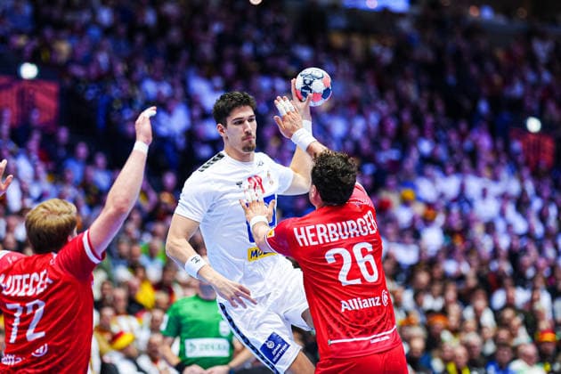 Uros Mitrovic Serbia, 28 , Lukas Herburger Austria, 26 DEN, Austria vs Serbia, Handball, EHF European Championship 2026, Group A, Matchday 3, 19 01 2026 DEN, Austria vs Serbia, Handball, EHF European Championship 2026, Group A, Matchday 3, 19 01 2026 Herning Copyright: xEibner-Pressefoto MarcelxvonxFehrnx EP_MFN