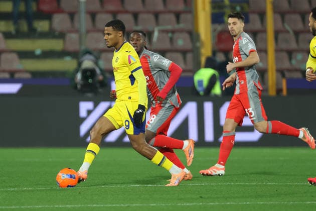 Verona s Ami Sarr during the Serie A soccer match between Cremonese and Hellas Verona at the Giovanni Zini Stadium in Cremona Italy - 19 january 2026. - Soccer .  Copyright: xAlbertoxMariani LaPressex