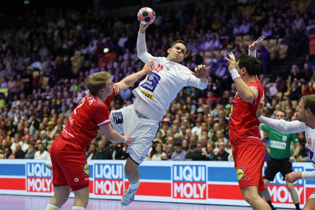 Austria Serbia, EHF European Handball Championship 2026 Lukas Hutecek Austria, 72 pulls Stefan Dodic Serbia, 40 during his throw by the pants Handball EHF European Championship, international match between Austria and Serbia on January 19, 2026 in Herning Denmark , Herning Denmark Jyske Bank Boxing