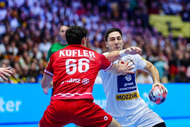 Elias Kofler Austria, 66 , Lazar Kukic Serbia, 24 DEN, Austria vs Serbia, Handball, EHF European Championship 2026, Group A, Matchday 3, 19 01 2026 DEN, Austria vs Serbia, Handball, EHF European Championship 2026, Group A, Matchday 3, 19 01 2026 Herning Copyright: xEibner-Pressefoto MarcelxvonxFehrnx EP_MFN