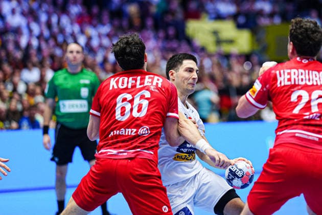 Elias Kofler Austria, 66 , Lazar Kukic Serbia, 24 DEN, Austria vs Serbia, Handball, EHF European Championship 2026, Group A, Matchday 3, 19 01 2026 DEN, Austria vs Serbia, Handball, EHF European Championship 2026, Group A, Matchday 3, 19 01 2026 Herning Copyright: xEibner-Pressefoto MarcelxvonxFehrnx EP_MFN