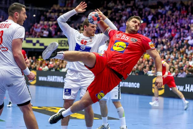 19 01 2026, Handball, Men s EHF EURO 2026, Austria Serbia, Jyske Bank Boxing in Herning, Denmark, Preliminary Round Tobias Wagner Austria 55 in duel against Mijajlo Marsenic Serbia 93 Dragan Pechmalbec Serbia 46 Denmark
