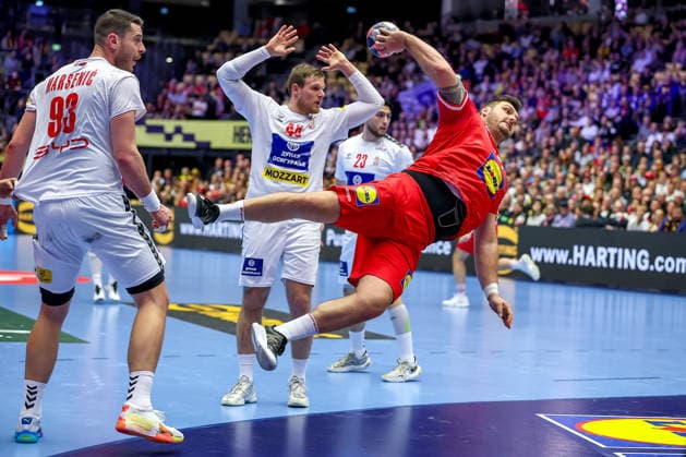 19 01 2026, Handball, Men s EHF EURO 2026, Austria Serbia, Jyske Bank Boxing in Herning, Denmark, Preliminary Round Tobias Wagner Austria 55 in duel against Mijajlo Marsenic Serbia 93 Dragan Pechmalbec Serbia 46 Denmark
