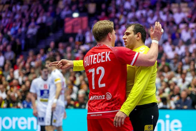 19 01 2026, Handball, Men s EHF EURO 2026, Austria Serbia, Jyske Bank Boxen in Herning, Denmark, Preliminary Round Lukas Hutecek Austria 72 next to Dejan Milosavljev Serbia 96 gesticulating on the pitch Denmark
