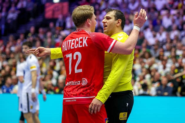 19 01 2026, Handball, Men s EHF EURO 2026, Austria Serbia, Jyske Bank Boxen in Herning, Denmark, Preliminary Round Lukas Hutecek Austria 72 next to Dejan Milosavljev Serbia 96 gesticulating on the pitch Denmark