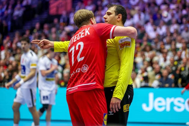 19 01 2026, Handball, Men s EHF EURO 2026, Austria Serbia, Jyske Bank Boxen in Herning, Denmark, Preliminary Round Lukas Hutecek Austria 72 next to Dejan Milosavljev Serbia 96 gesticulating on the pitch Denmark