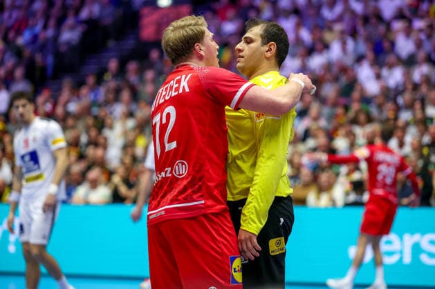 19 01 2026, Handball, Men s EHF EURO 2026, Austria Serbia, Jyske Bank Boxen in Herning, Denmark, Preliminary Round Lukas Hutecek Austria 72 next to Dejan Milosavljev Serbia 96 gesticulating on the pitch Denmark