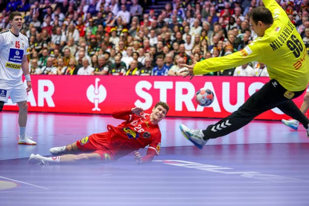 19 01 2026, Handball, Men s EHF EURO 2026, Austria Serbia, Jyske Bank Boxing in Herning, Denmark, Preliminary Round Double Parade Parade Dejan Milosavljev Serbia 96 vs Sebastian Frimmel Austria 20 Denmark