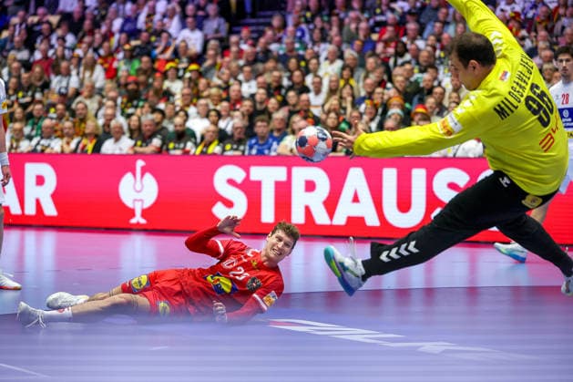 19 01 2026, Handball, Men s EHF EURO 2026, Austria Serbia, Jyske Bank Boxing in Herning, Denmark, Preliminary Round Double Parade Parade Dejan Milosavljev Serbia 96 vs Sebastian Frimmel Austria 20 Denmark
