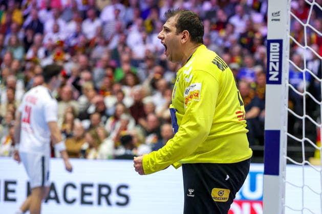 19 01 2026, Handball, Men s EHF EURO 2026, Austria Serbia, Jyske Bank Boxing in Herning, Denmark, Preliminary Round Dejan Milosavljev Serbia 96 cheering Denmark
