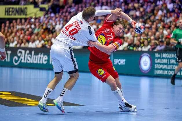 19 01 2026, Handball, Men s EHF EURO 2026, Austria Serbia, Jyske Bank Boxing in Herning, Denmark, Preliminary Round Stefan Dodic Serbia 40 in a duel against Lukas Hutecek Austria 72 Denmark