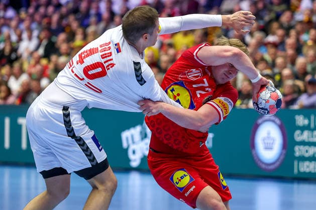 19 01 2026, Handball, Men s EHF EURO 2026, Austria Serbia, Jyske Bank Boxing in Herning, Denmark, Preliminary Round Stefan Dodic Serbia 40 in a duel against Lukas Hutecek Austria 72 Denmark