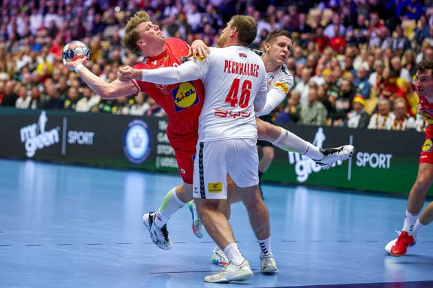 19 01 2026, Handball, Men s EHF EURO 2026, Austria Serbia, Jyske Bank Boxing in Herning, Denmark, Preliminary Round Lukas Hutecek Austria 72 in a duel against Dragan Pechmalbec Serbia 46 Denmark