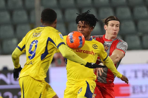 VeronaÕs Gift Orban and Cremonese s Federico Baschirotto during the Serie A soccer match between Cremonese and Hellas Verona at the Giovanni Zini Stadium in Cremona Italy - 19 january 2026. - Soccer .  Copyright: xAlbertoxMariani LaPressex