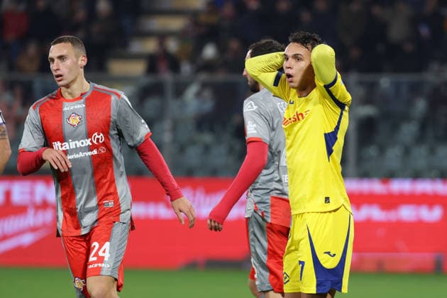VeronaÕs Santana Giovane shows his dejection during the Serie A soccer match between Cremonese and Hellas Verona at the Giovanni Zini Stadium in Cremona Italy - 19 january 2026. - Soccer .  Copyright: xAlbertoxMariani LaPressex