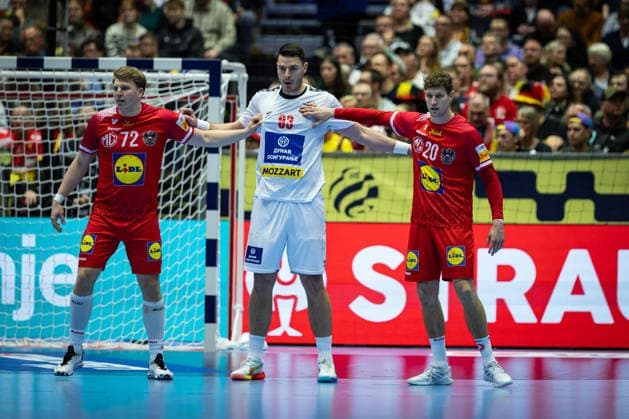 HERNING, DENMARK - JANUARY 19: Lukas Hutecek (Austria, 72), Miljajo Marsenic(Serbia, 93), Sebastian Frimmel (Austria, 20) during the EHF EURO 2026 match between Austria vs Serbia at Jyske Bank Boxen Arena on matchday 3 of the Group Matches Group A on January 19, 2026 in Herning, Denmark. Midtjylland Denmark Copyright: xMarioxM.xKobergx