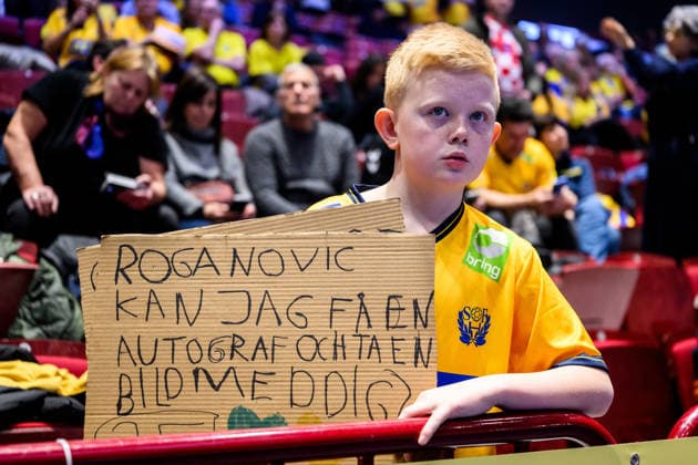 260119 A Swedish supporter with a sign ahead of the EHF European Handball Championship preliminary round match between Georgia and Sweden on January 19, 2026 in Malmö Photo Petter Arvidson BILDBYRAN kod PA PA1125 handball handball handballs em 2026 georgien sverige sweden ehf european handball championship georgia bbeng publik  Copyright: PETTERxARVIDSON BB260119PA096