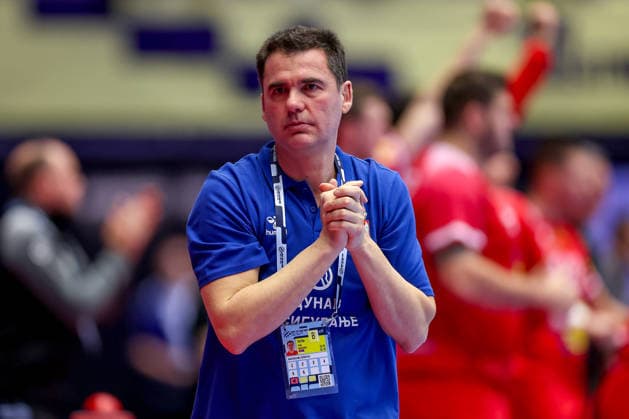 19 01 2026, Handball, Men s EHF EURO 2026, Austria Serbia, Jyske Bank Boxing in Herning, Denmark, Preliminary Round Headcoach Raul Gonzalez Gutierezz Serbia hc disappointed disappointment gesticulating on the sidelines Denmark