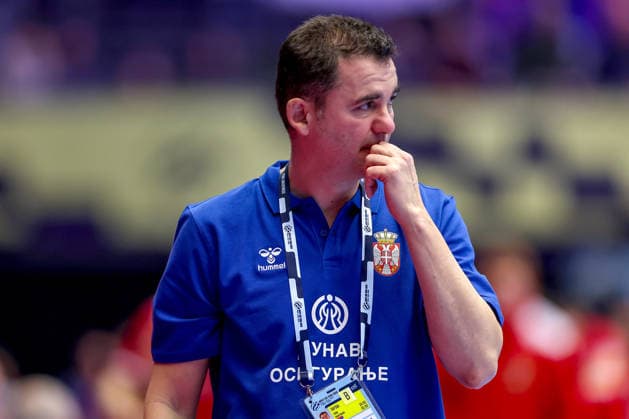 19 01 2026, Handball, Men s EHF EURO 2026, Austria Serbia, Jyske Bank Boxing in Herning, Denmark, Preliminary Round Headcoach Raul Gonzalez Gutierezz Serbia hc disappointed disappointment gesticulating on the sidelines Denmark