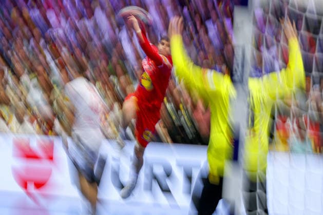 19 01 2026, Handball, Men s EHF EURO 2026, Austria Serbia, Jyske Bank Boxen in Herning, Denmark, Preliminary Round Dynamic Feature of players on the pitch Dynamic Dynamic Symbolic image Sebastian Frimmel Austria 20 throws on the goal of Dejan Milosavljev Serbia 96 Denmark