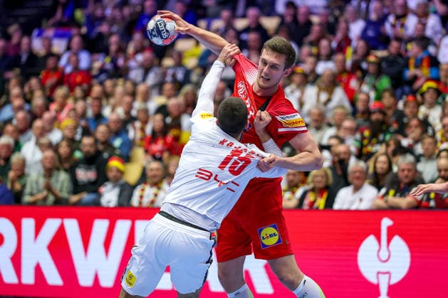 19 01 2026, Handball, Men s EHF EURO 2026, Austria Serbia, Jyske Bank Boxing in Herning, Denmark, Preliminary Round Mykola Bilyk Austria 53 in a duel against Uros Kojadinovic Serbia 15 Denmark