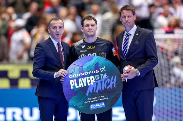 19 01 2026, Handball, Men s EHF EURO 2026, Austria Serbia, Jyske Bank Boxing in Herning, Denmark, Preliminary Round Player of the Match Award Constantin Möstl Austria 98 Denmark