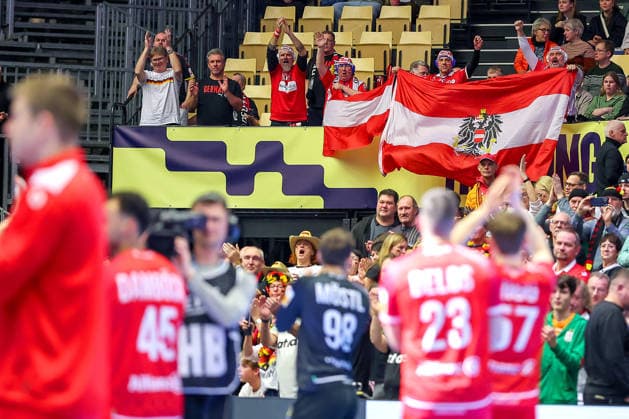 19 01 2026, Handball, Men s EHF EURO 2026, Austria Serbia, Jyske Bank Boxen in Herning, Denmark, Preliminary Round Final cheers after Austrias victory against Serbia Denmark