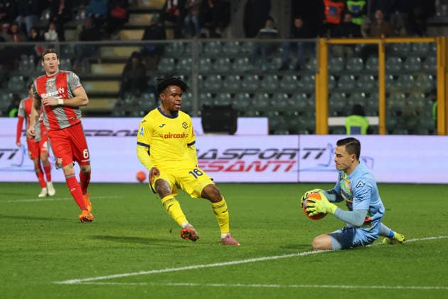 VeronaÕs Gift Orban and Cremonese s Emil Audero during the Serie A soccer match between Cremonese and Hellas Verona at the Giovanni Zini Stadium in Cremona Italy - 19 january 2026. - Soccer .  Copyright: xAlbertoxMariani LaPressex
