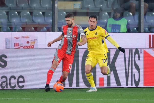 CALCIO - Serie A - US Cremonese vs Hellas Verona FC Matteo Bianchetti of US Cremonese under pressure from Giovane of Hellas Verona during the match of 21th day of the Serie A Championship between US Cremonese vs Hellas Verona FC at the Giovanni Zini Stadium on 19 January 2026 in Cremona, CR. Cremona Italy  Copyright: xIPAxSport ABACAx