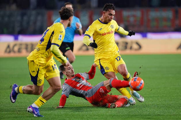 CALCIO - Serie A - US Cremonese vs Hellas Verona FC Jari Vandeputte of US Cremonese under pressure from Giovane of Hellas Verona during the match of 21th day of the Serie A Championship between US Cremonese vs Hellas Verona FC at the Giovanni Zini Stadium on 19 January 2026 in Cremona, CR. Cremona Italy  Copyright: xIPAxSport ABACAx