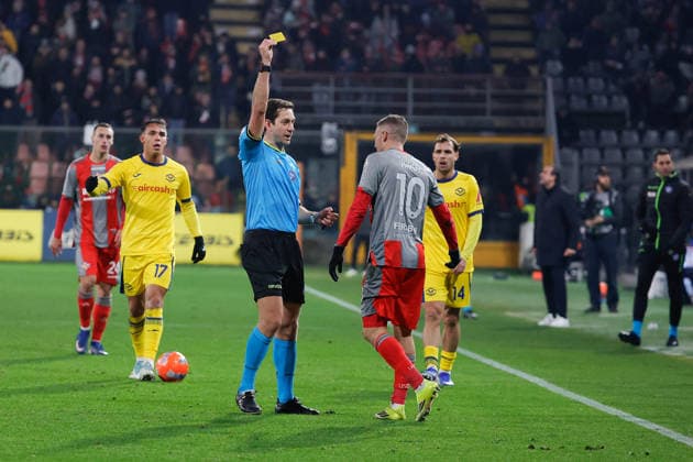 referee Alberto Ruben Arena issues a yellow card to Jamie Vardy of US Cremonese during the match of 21th day of the Serie A Championship between US Cremonese vs Hellas Verona FC at the Giovanni Zini Stadium on 19 January 2026 in Cremona, CR.  Copyright: xEmanuelexPennacchio IPAxSportx xipa-agency.netx xx IPA_70300850 IPA_Agency_IPA70300850