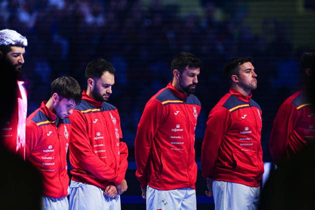 Players Spain at minutes silence for victims of train crash in Cordoba DEN, Germany vs Spain, Handball, EHF European Championship 2026, Group A, Matchday 3, 19 01 2026 DEN, Germany vs Spain, Handball, EHF European Championship 2026, Group A, Matchday 3, 19 01 2026 Herning Copyright: xEibner-Pressefoto MarcelxvonxFehrnx EP_MFN